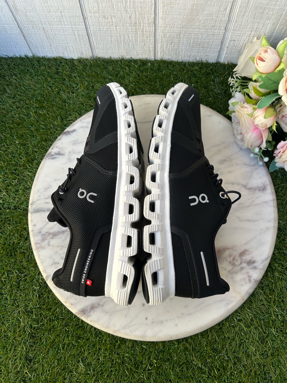 On Cloud 6 Sneakers in Black /white women size 9.5 gently used - Picture 13 of 16